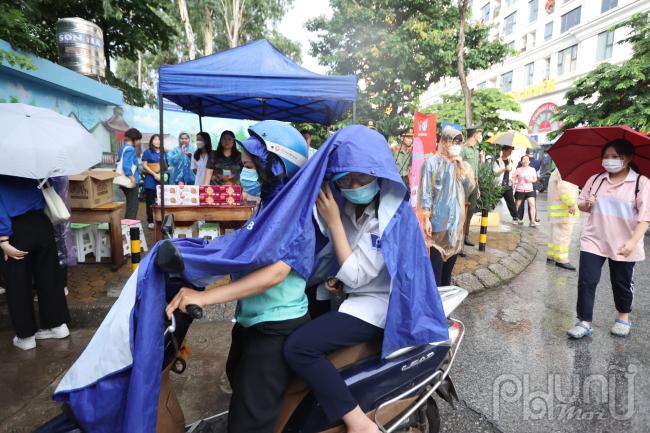 Trong phòng thi, thí sinh cần trình Thẻ dự thi cho cán bộ coi thi; Ngồi đúng vị trí có ghi số báo danh của mình.