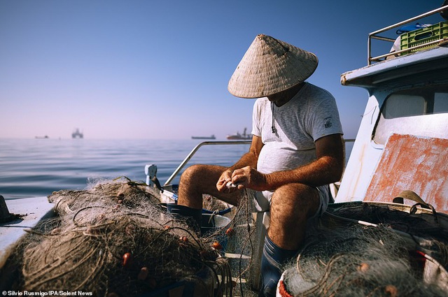   Một người ngư dân đang làm việc trên thuyền ở Địa Trung Hải, vùng biển gần đảo Cyprus.  