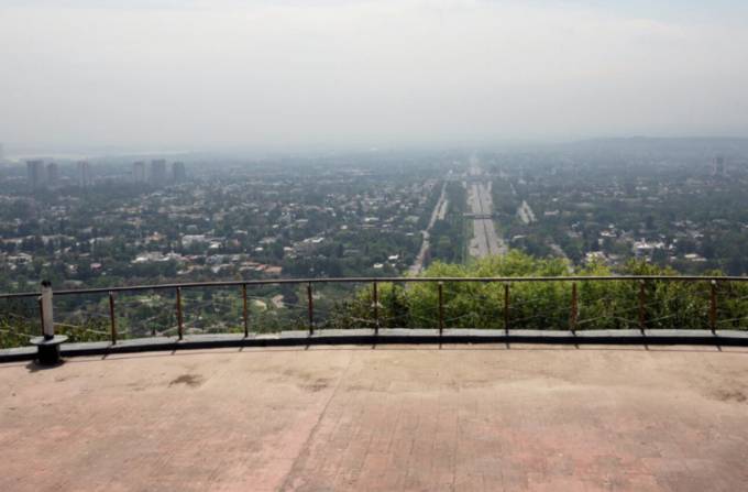   Thủ đô Islamabad, Pakistan. Hai bức ảnh được chụp ở điểm ngắm cảnh Daman-e-Koh lần lượt vào 3/8/2017 và 20/4/2020. Sau khi giảm lượng xe hơi và hoạt động của các nhà máy thép, chất lượng không khí đã thay đổi rõ rệt. Ảnh: Faisal Mahmood/Saiyna Bashir/Reuters.  