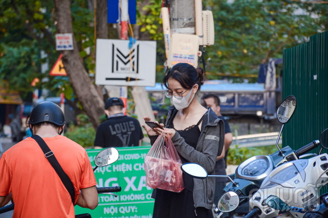 Mọi người dân giao nhận hàng đêu phải thực hiện tại chốt không được phép đi vào.