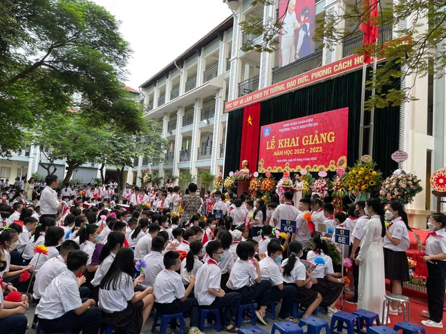 Sáng nay, học sinh trên cả nước nô nức bước vào năm học mới  - Ảnh 2.