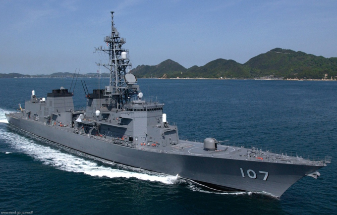 JS Ikazuchi (DD-107) là tàu khu trục thuộc lớp Murasame, được đưa vào hoạt động từ năm 2001. Tàu có chiều dài 151 m, rộng 17 m, lượng choán nước toàn tải 6.200 tấn. Tàu được vũ trang pháo 76 mm, 8 tên lửa chống hạm Harpoon, 48 ống phóng thẳng đứng cho tên lửa phòng không và chống ngầm. 2 hệ thống đánh chặn tầm gần Phalanx CIWS, 2 cụm phóng ngư lôi chống ngầm. Đuôi tàu có sàn đáp và nhà chứa cho 1 trực thăng MH-60.