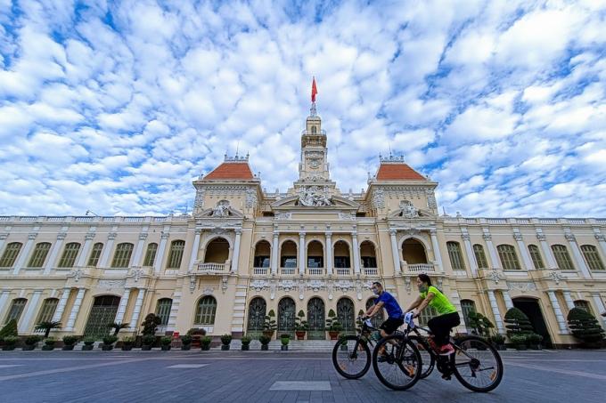 Đại biểu Trần Hoàng Ngân kiến nghị dùng các công cụ thuế để kiềm đà tăng của giá xăng