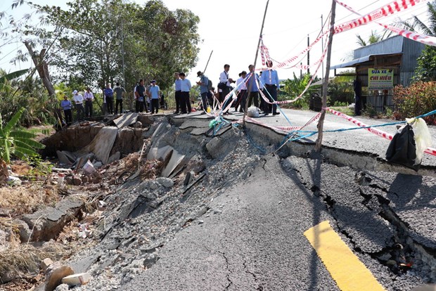 Các đại biểu tham dự hội nghị đi khảo sát thực tế tại điểm sạt lở.