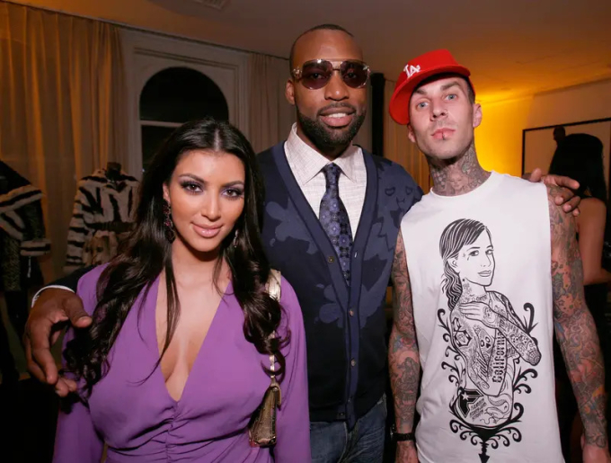 ... khi công khai tố Kim Kardashian - Travis Barker dan díu, còn nhắn tin lên kế hoạch quan hệ tình dục