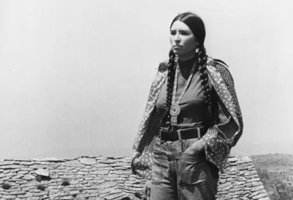    Khi bắt đầu trưởng thành, Sacheen Littlefeather tìm thấy nhiều niềm vui từ những hoạt động, cuộc gặp gỡ với người da đỏ. Ảnh: Etienne Montes/Gamma-Rapho/Getty Images.  