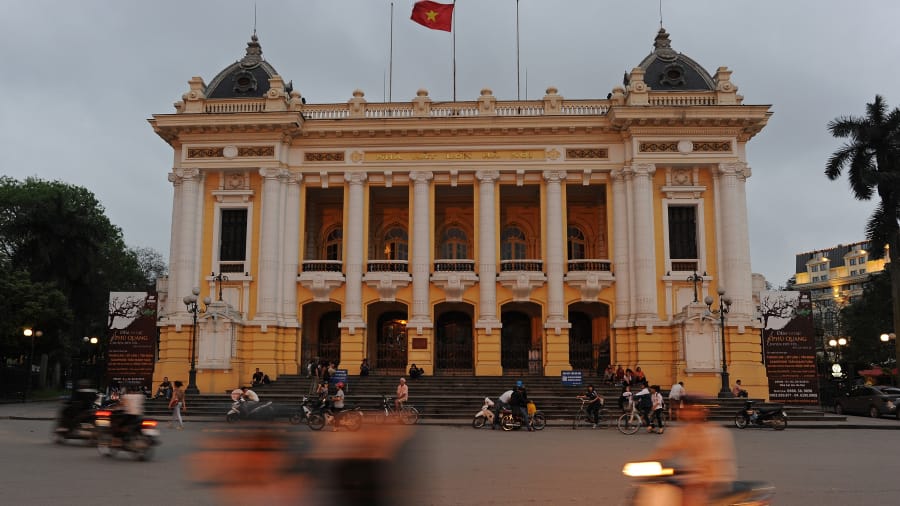 Đây là công trình kiến trúc được xây dựng bởi chính quyền thực dân Pháp từ năm 1901 đến năm 1911, nhà hát Lớn Hà Nội được mô phỏng trên công trình Palais Garnier ở Paris và là một trong những cột mốc kiến trúc của Hà Nội. Ngày nay nhà hát Opera vẫn thường tổ chức nhiều sự kiện, từ các buổi hòa nhạc cổ điển và opera, đến buổi biểu diễn sân khấu đương đại và âm nhạc dân gian của các nghệ sỹ Việt Nam.