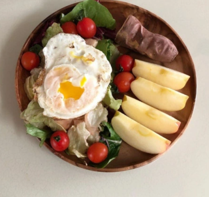 Cô chủ yếu ăn salad, thực phẩm giàu protein như trứng.