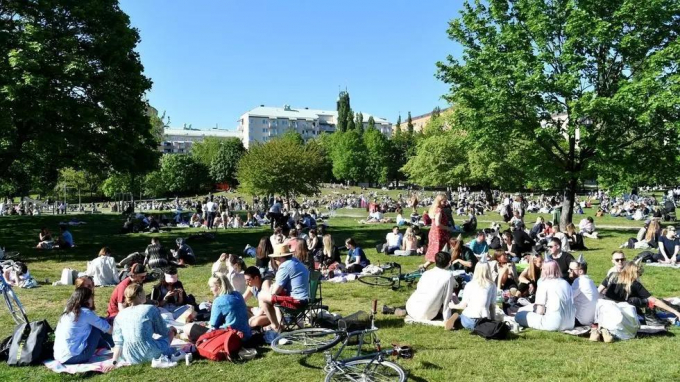 Người dân Thụy Điển phơi nắng tại một công viên ở Stockholm hôm 30/5. Ảnh: Reuters