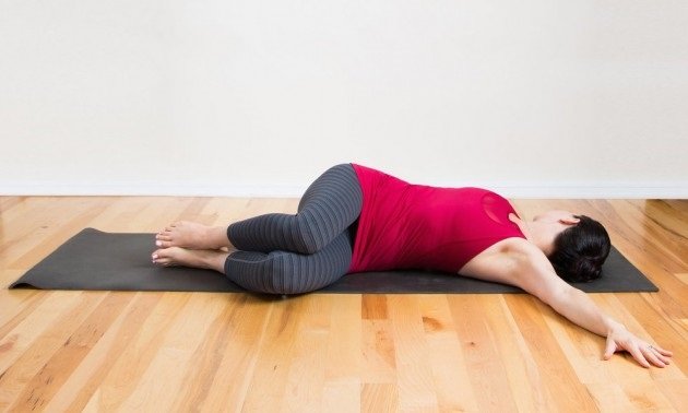 4 tư thế Yoga cực kỳ đơn giản trong điều trị mất ngủ