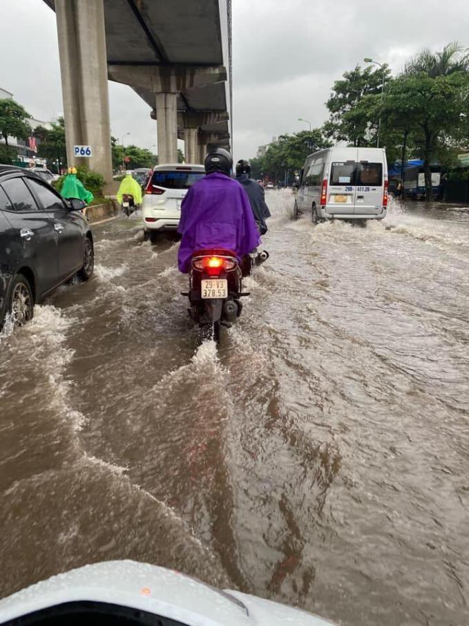 Nhiều tuyến phố ở Hà Nội ngập sau mưa lớn