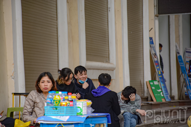 Thanh thiếu niên tụ tập uống trà đá nơi công cộng là lứa tuổi chưa được tiêm vaccine là một trong những đối tượng có nguy cơ lây nhiễm rất cao. 