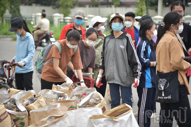 Xanh Việt Nam - Đầu cầu Hà Nội nhặt rác hưởng ứng Ngày Trái Đất (Earth Day) 