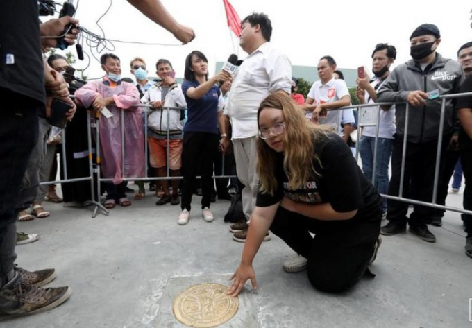   Các thủ lĩnh sinh viên bên cạnh tấm bảng mới được lắp đặt ở Bangkok ngày 20/9 Ảnh: REUTERS  