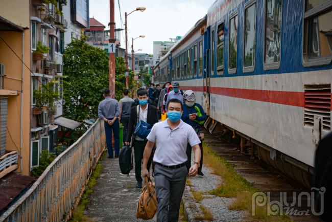 Chuyến tàu gồm 36 hành khách từ Hải Phòng cập bến ga Long Biên (Hà Nội).