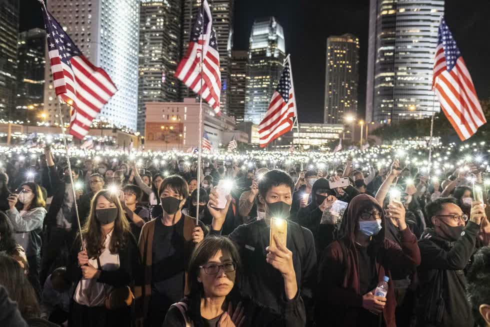 Người biểu tình ở Hong Kong tập trung vào tháng 11/2019 để ủng hộ luật pháp ở Mỹ yêu cầu các quan chức Mỹ đánh giá quyền tự trị của Hồng Kông từ Trung Quốc đại lục. Ảnh: New York Times