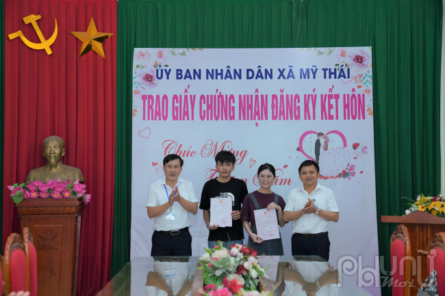 Lễ trao giấy được tổ chức trang trọng, nhanh gọn... phục vụ người dân tận tình chu đáo.