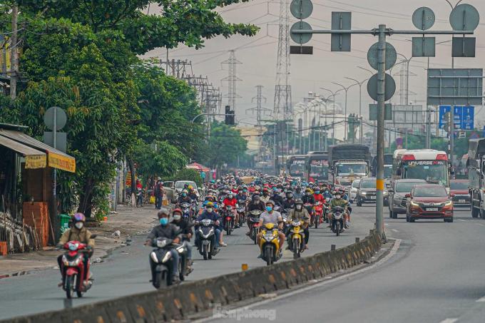           Khu vực vừa qua ngã tư QL 1- Phan Văn Hớn hướng về ngã tư An Sương ghi nhận lượng xe đông vào thời điểm chiều.          