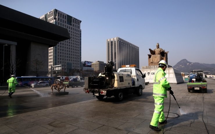 Quảng trường Gwanghwamun, trung tâm thành phố Seoul, hôm nay được nhân viên y tế khửng trùng.