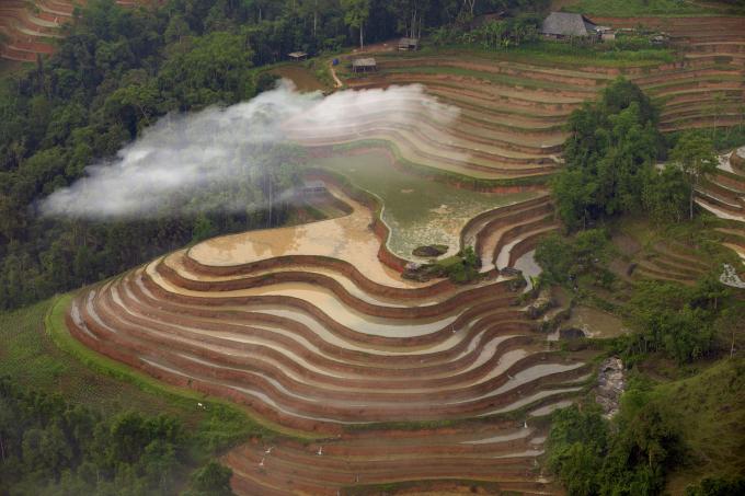 Màu bùn đất lẫn trong màu xanh của núi rừng và giữa làn khói bếp 