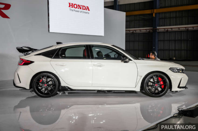 Nước gần Việt Nam mở bán Honda Civic giá 2 tỷ, khách đua nhau cọc tiền, được mua như trúng độc đắc