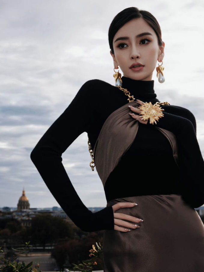 Sự nghiệp của Angelababy gặp sóng gió sau khi xem Lisa biểu diễn ở bar thoát y