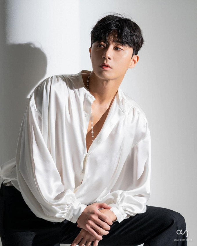 Park Seo Joon bị chỉ trích thiếu chuyên nghiệp và thiếu thân thiện trong họp báo phim Địa Đàng Sụp Đổ