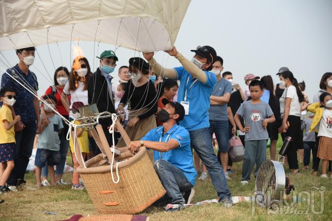 Kỹ thuật viên có mặt tại khu vực bãi giữa ven sông Hồng kiểm tra các giai đoạn chuẩn bị bay.