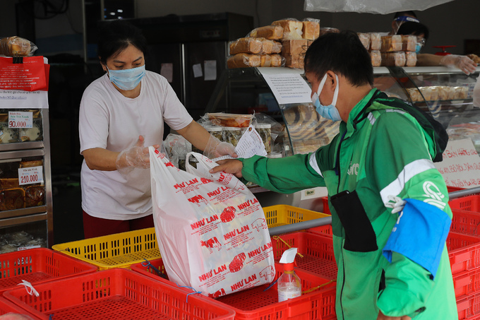 TPHCM: Phí giao hàng cao ngất ngưởng khi đặt đồ ăn mang về