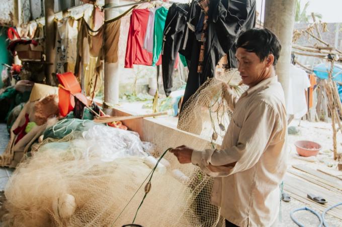 Hàng ngày, cựu binh Gạc Ma Hồ Văn Ba cùng chiếc thuyền câu mực mưu sinh qua ngày.