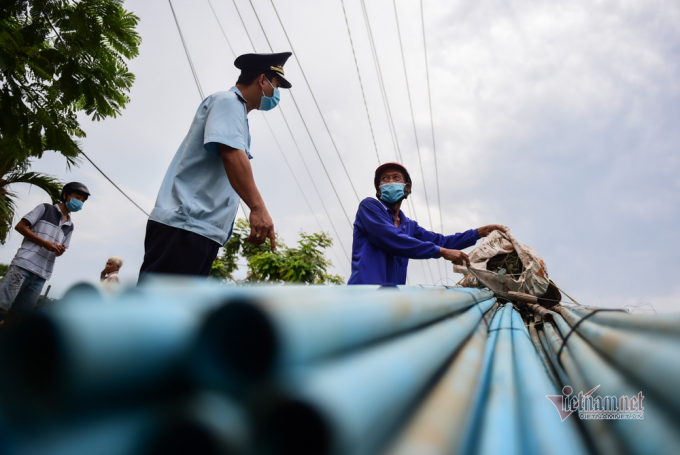         Bên cạnh đó, lực lượng chức  năng  cũng kiểm soát các mặt hàng để đảm an ninh, phòng chống dịch. Đại uý Nguyễn Trường Giang, Phó trạm Trưởng Trạm Biên Phòng cửa khẩu quốc tế Thường Phước 1 cho biết: Lực lượng Biên phòng được tăng cường giám sát để kiểm soát dịch bệnh, tạo điều kiện cho người dân trao đổi nhu yếu phẩm. Lực lượng cũng tăng cường nhắc nhở người dân thực hiện đúng yêu  cầu  5K (khẩu trang – khử khuẩn – khoảng cách – không tập trung – khai báo y tế) của Bộ Y tế.        