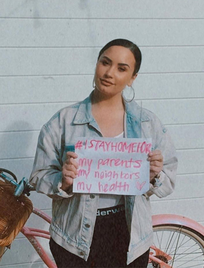   Ca sĩ Demi Lovato nói tự cách ly để bảo vệ người thân, hàng xóm và sức khỏe của bản thân.  