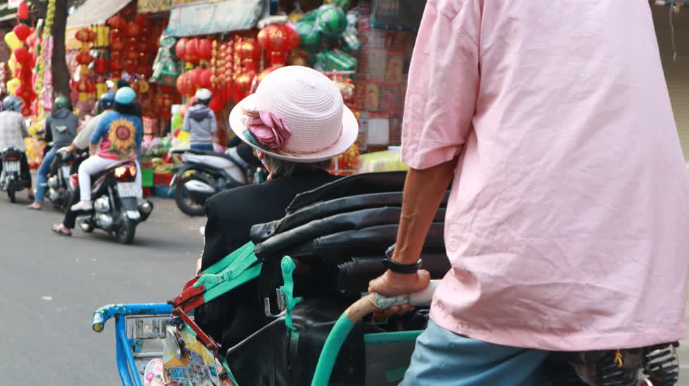 Các tiểu thương đều hy vọng tình hình COVID-19 sẽ khả quan hơn để người dân có thể tích cực mua sắm dịp cuối năm. 