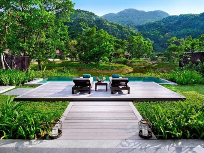 Banyan Tree Lăng Cô là resort gồm 62 villa nằm ở vịnh Lăng Cô, trên con đường khám phá hai thành phố di sản UNESCO là Huế và Hội An. Mỗi villa ở đây đều có bể bơi riêng, nhìn ra vịnh, bãi biển hoặc núi rừng.