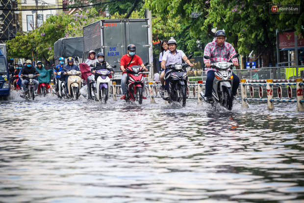 Đường Nguyễn Văn Khối (quận Gò Vấp) biến thành sông sau cơn mưa lớn. Ảnh: Kênh14