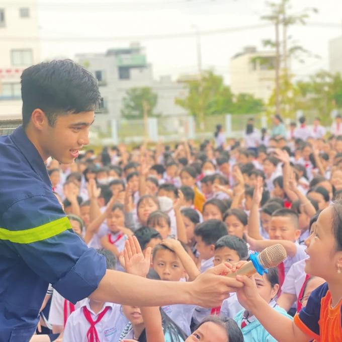 Cường từng được Bộ Công an tặng giấy khen vì có thành tích xuất sắc trong phong trào thi đua - học tập