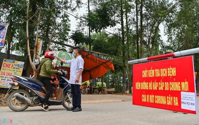 Con đường dẫn vào xã Sơn Lôi những ngày này luôn có lực lượng an ninh chốt chặn 24/24h làm công tác đo thân nhiệt người ra vào, hướng dẫn người dân đeo khẩu trang đúng cách.