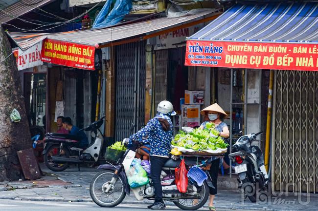   Nắm bắt được như cầu cấp thiệt và để đảm bảo an toàn nhiều tiểu thương đã dùng xe chở thực phẩm cần thiệt chạy rong bán thực phẩm phục vụ người dân tại nhà.  