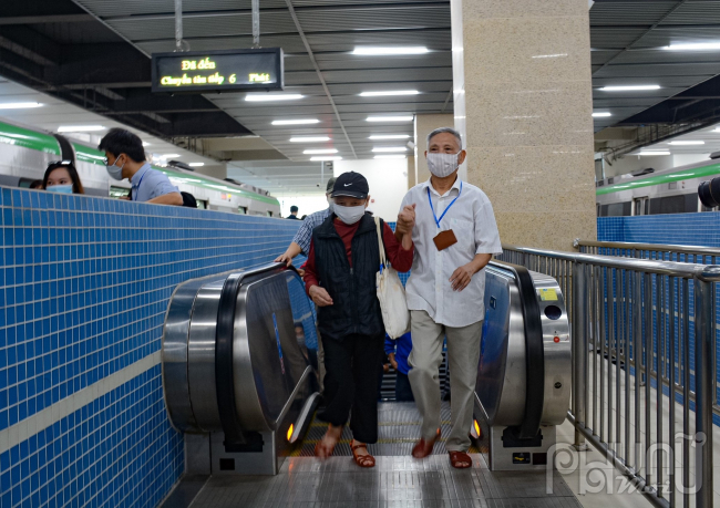 Hệ thống thang máy tiện nghi sạch sẽ, đi kèm thang bộ tiện lợi.