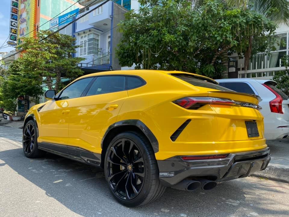 Ngắm siêu SUV Lamborghini Urus đầu tiên về Đà Nẵng với màu sơn vàng Giallo Auge sang trọng