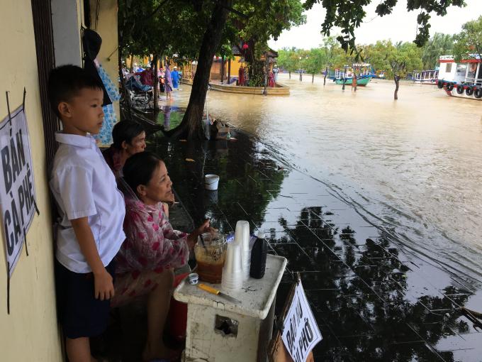 Dừng lại một quán lục tào xá, tàu hủ nóng vẫn bày hàng thời tiết này. Mưa lạnh, co ro hít hà dưới một quán nhỏ ven đường đôi khi khiến người ta ăn ngon miệng hẳn. 