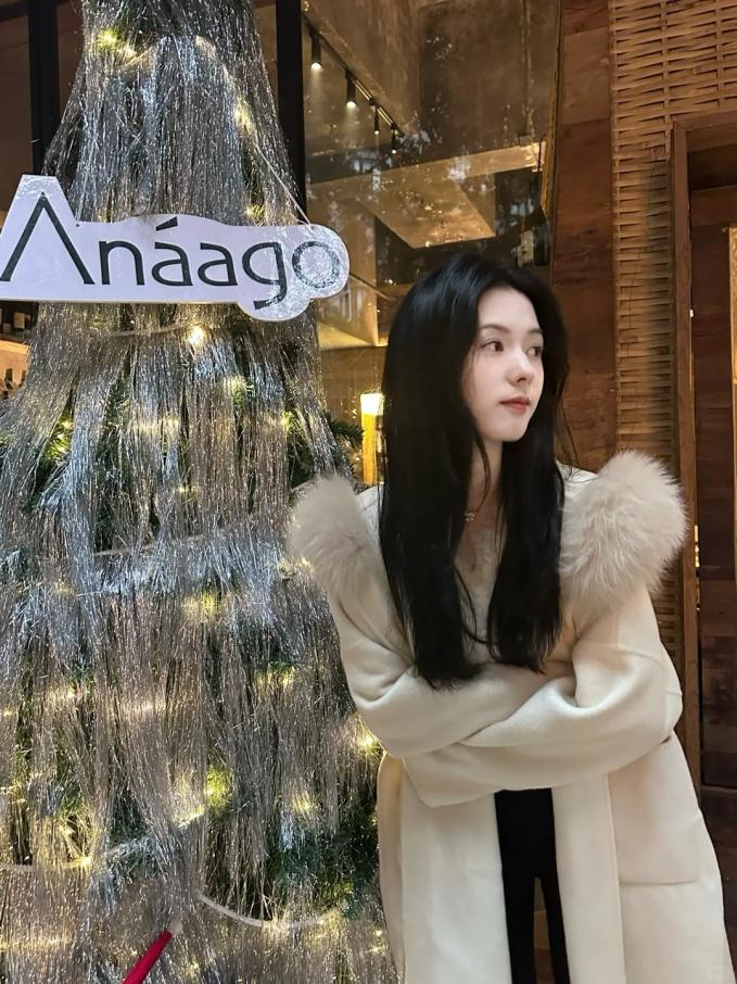 Cô giáo gây sốt cả cõi mạng với nhan sắc tựa 