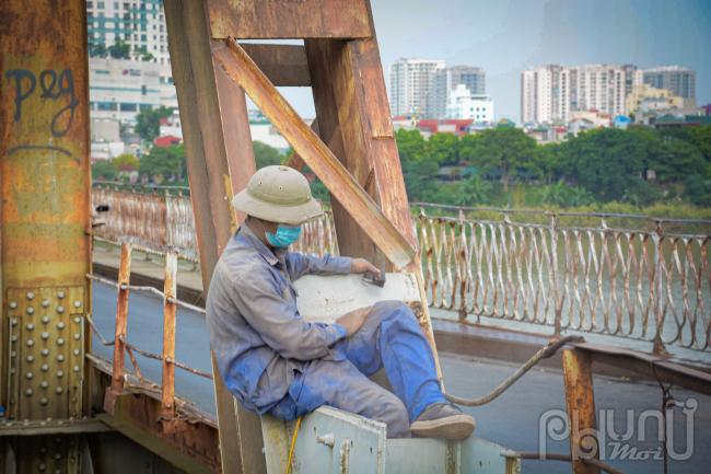 Phần công việc đánh lớp gỉ sét là công việc vẩt vả, tỉ mỉ, khó nhất. Vì các gỉ sét mạt sắt văng ra rất độc hại và rất bám bụi, trong khi thời tiết nắng nóng công nhân phải bịt kín toàn thân đảm bảo an toàn trong công việc.