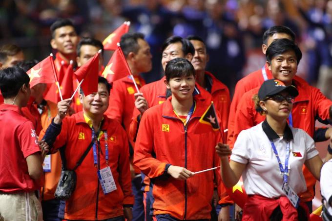 Ánh Viên có mặt trong đoàn thể thao Việt Nam tham dự lễ bế mạc. Ở kỳ SEA Games năm nay Ánh Viên không đạt được chỉ tiểu 8 HCV như SEA Games 29. Tuy nhiên cô vẫn là VĐV giành nhiều HCV nhất đoàn thể thao Việt Nam với 6 HCV.  