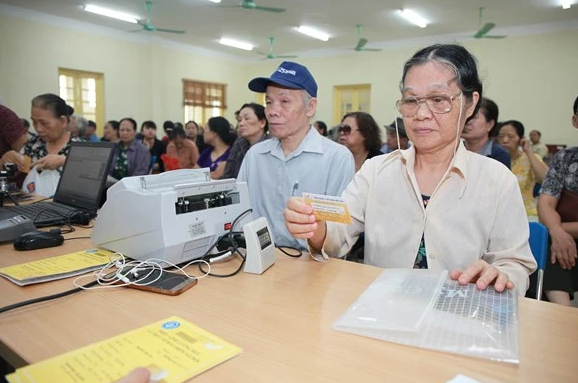 Chi trả lương hưu, trợ cấp bảo hiểm xã hội cho người lao động. (Ảnh: PV/Vietnam+)