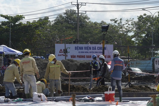 Hàng trăm công nhân làm việc thâu đêm suốt sáng cấp tốc xây dựng thêm hai bệnh viện dã chiến