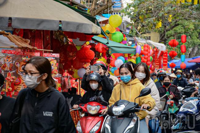 Từ sớm, khu vực này đã tấp nập người và xe cộ đi lại. Một số đoạn xuất hiện tình trạng tắc nghẽn.