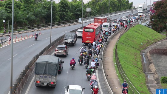 Người dân trở lại thành phố sau kỳ nghỉ lễ, giao thông liên tục ùn tắc