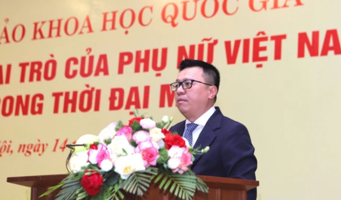   Ông Lê Quốc Minh- Ủy viên TƯ Đảng, Tổng Biên tập Báo Nhân dân, Phó Trưởng ban Tuyên giáo TƯ, Chủ tịch Hội Nhà báo Việt Nam phát biểu tham luận tại Hội thảo. Ảnh: Hải Hòa  