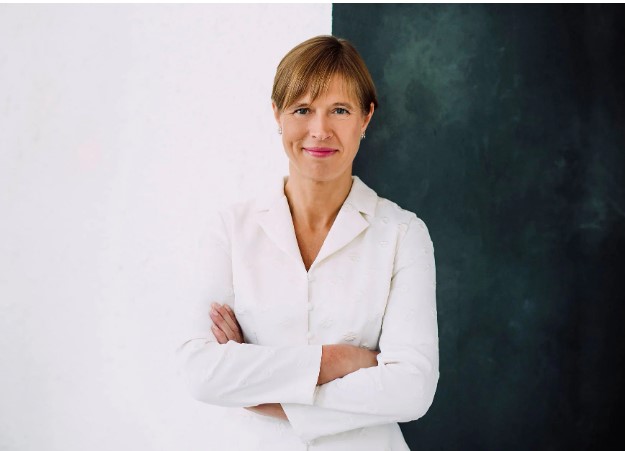 Cựu kiểm toán viên EU, bà Kersti Kaljulaid, 52 tuổi, đã trở thành nữ tổng thống đầu tiên của Estonia vào tháng 10/2016. Bà Kaja Kallas trở thành nữ thủ tướng đầu tiên của Estonia vào tháng 1/2021. 